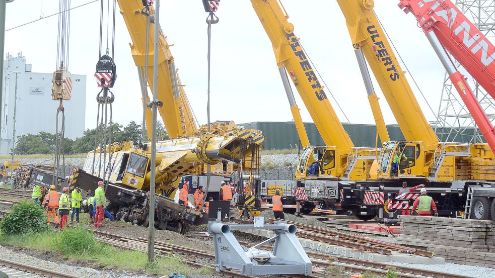 Mehrere Kräne waren nötig, um den entgleisten 120 Tonnen schweren Baukran (vorne) wieder aufs Gleis zu setzen. Foto: F. Doden