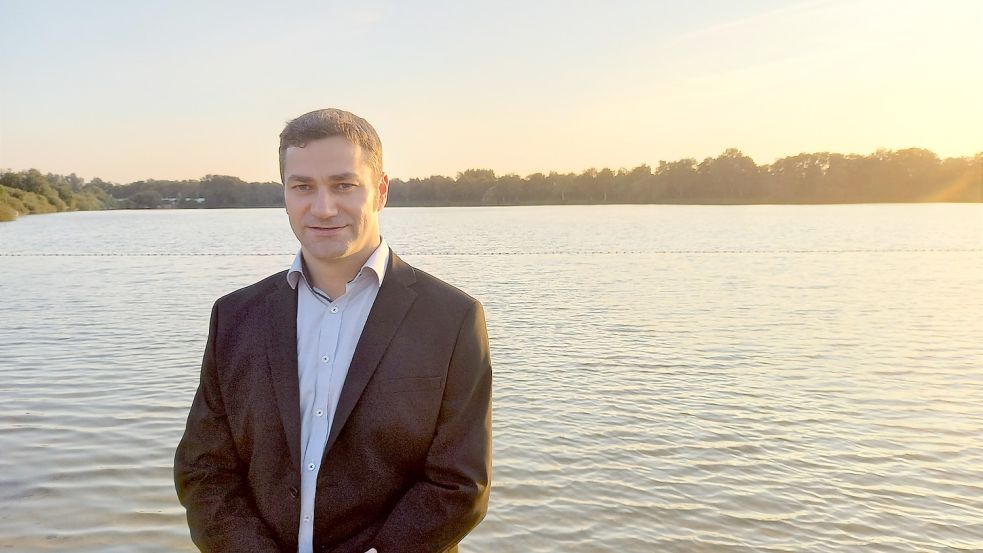 Bürgermeisterkandidat Christoph Busboom empfindet den Jümmesee als einen wichtigen Ort der Samtgemeinde. Fotos: Vogt