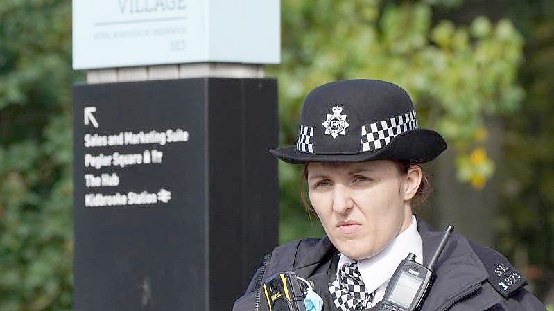 Eine Polizeibeamtin steht im Cator Park in Kidbrooke, Südlondon, in der Nähe des Tatorts, an dem die Leiche einer jungen Frau gefunden wurde. Foto: Ian West/PA Wire/dpa