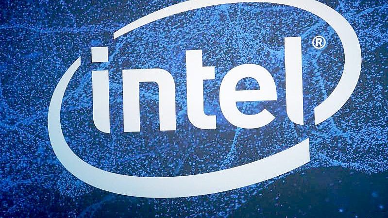 Ein Logo des US-Halbleiterherstellers Intel, aufgenommen auf der Elektronikmesse CES 2019. Foto: Christoph Dernbach/dpa