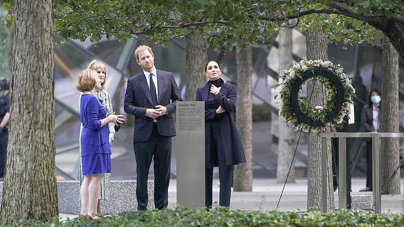 Prinz Harry (2.v.r) und Meghan Markle (r), besuchen das National September 11 Memorial & Museum. Foto: Seth Wenig/AP/dpa