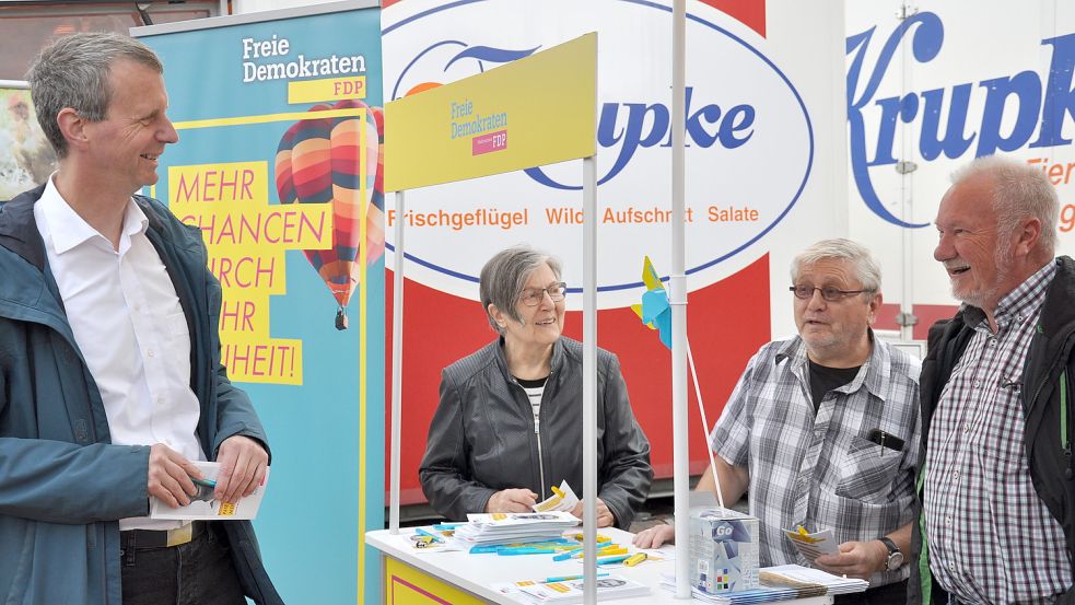 Der FDP-Wahlkampfstand auf dem Wittmunder Wochenmarkt: Bei Hendrik Theemann (von links) sowie Ursula Albrecht, Wolfgang Sievers und Werner Spahl aus dem Kreisverband gibt es Stifte, Flyer und klare Worte. Foto: Ullrich