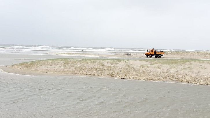 Wasser hatte einigen Spaziergängern den Weg abgeschnitten. Bild: Feuerwehr