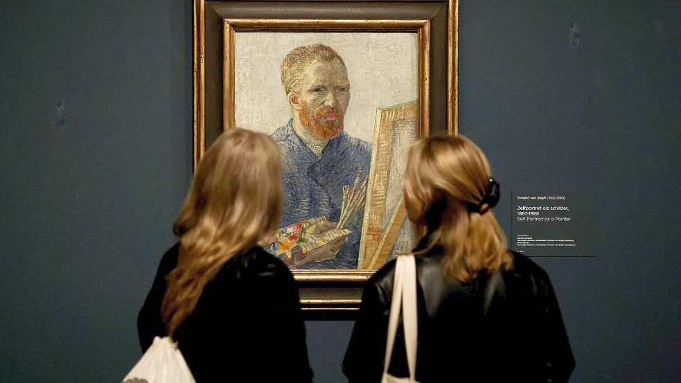 Im Van Gogh Museum in Amsterdam wird gerade eine neu entdeckte Zeichnung des Künstlers ausgestellt. Eine Maske muss im Gebäude niemand mehr tragen. Foto: AFP/KENZO TRIBOUILLARD