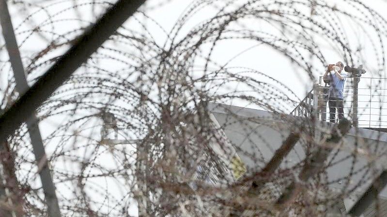 Ein Besucher fotografiert im Imjingak-Pavillon nahe der Grenze zu Nordkorea in Richtung der nordkoreanischen Seite. Foto: Ahn Young-Joon/AP/dpa