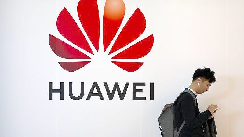 Das Bundesamt für Sicherheit in der Informationstechnik (BSI) hat eine Untersuchung mehrerer chinesischer Smartphonemodelle eingeleitet - darunter auch ein Modell von Huawei. Foto: Mark Schiefelbein/AP/dpa