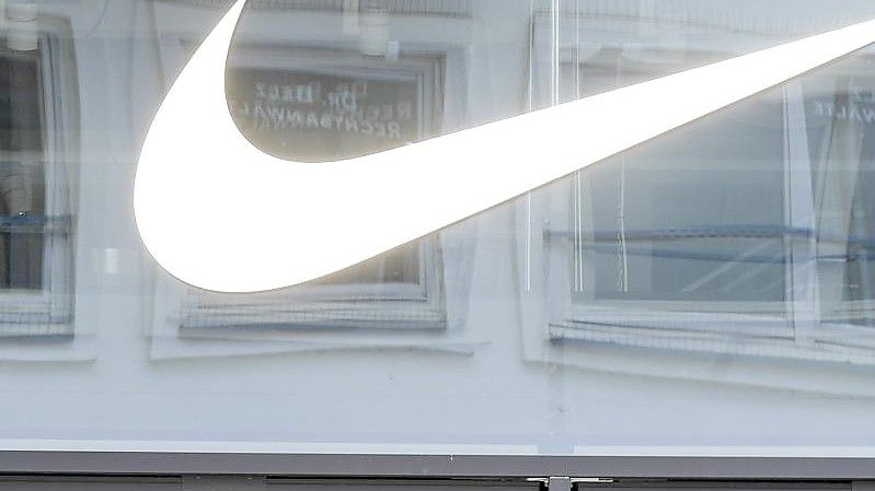 Das Geschäft von Nike wächst mit den Lockerungen von Corona-Beschränkungen. Foto: Axel Heimken/dpa