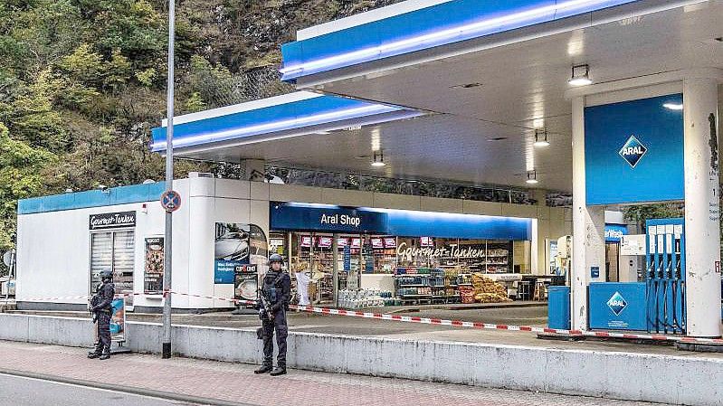 Polizisten sicherten die Tankstelle in Idar-Oberstein, in der ein Angestellter erschossen worden war. Foto: Christian Schulz/Foto Hosser/dpa