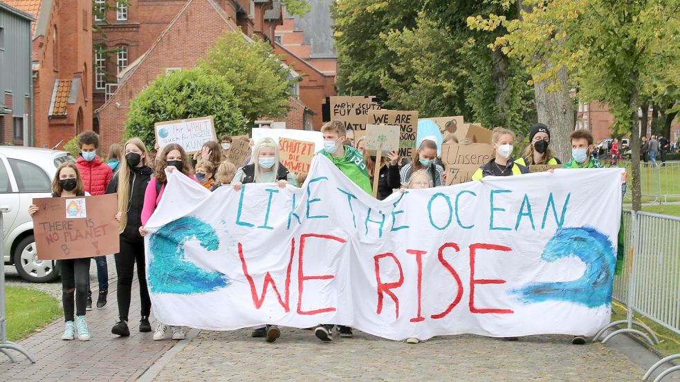 Die Auricher Fridays for Future-Demonstration auf der Zielgeraden zum Rathaus. Die Organisatoren fordern eine Klimawahl. Foto: Böning