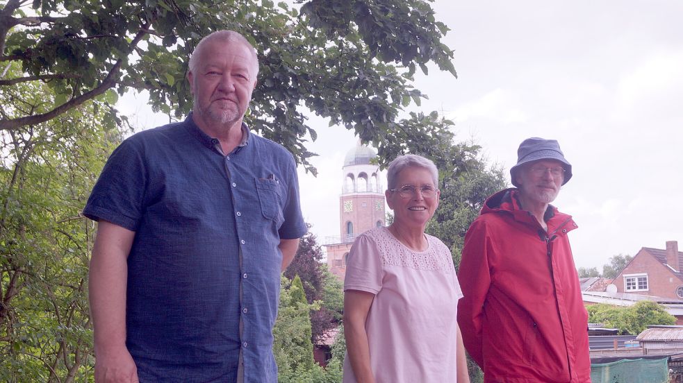 Bernhard Zuidema, Monika Berndt, Gerd Kronsweide (von links) stehen am Standort des Gedenksteins an der Deichstraße, der am Sonnabend enthüllt wird. Foto: Privat