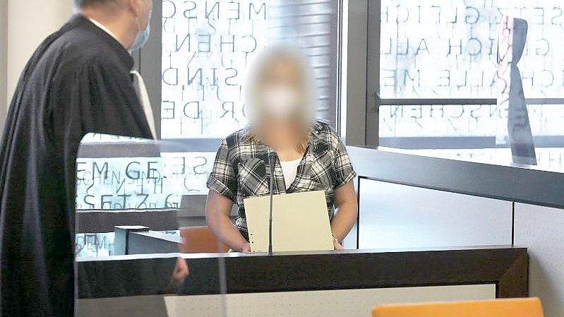 Die angeklagte Mutter aus dem nordrhein-westfälischen Solingen zu Proessbeginn vor dem Landgericht Wuppertal im Juni. Foto: Oliver Berg/dpa