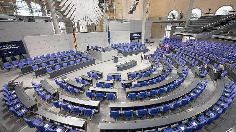 Mehr als zwei Drittel der Deutschen halten den Bundestag mit seinen jetzt schon 709 Mitgliedern für zu groß. Foto: Fabian Sommer/dpa