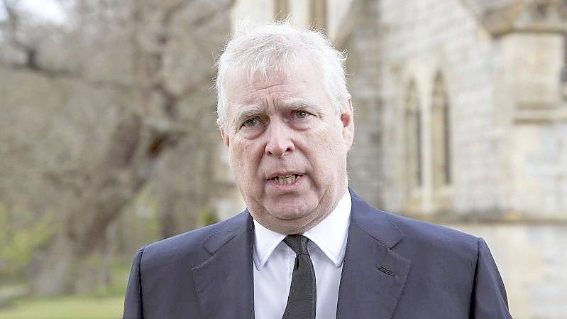 Der britische Prinz Andrew spricht während eines Fernsehinterviews in der königlichen Allerheiligenkapelle in der Royal Lodge in Windsor. Foto: Steve Parsons/Pool PA/AP/dpa