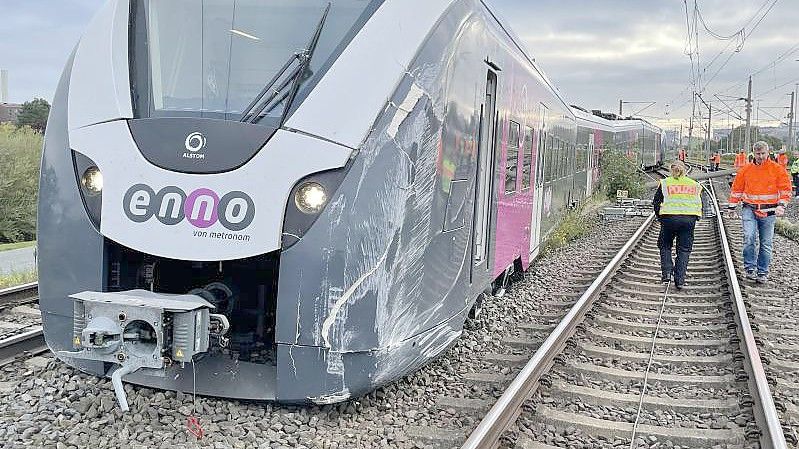 Ein Zug ist beim Rangieren in Wolfsburg an einer Weiche aus dem Gleis gesprungen. Foto: Polizei/dpa