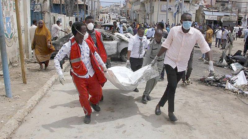 Medizinische Helfer transportieren nach dem Selbstmordattentat ein Todesopfer ab. Foto: Farah Abdi Warsameh/AP/dpa