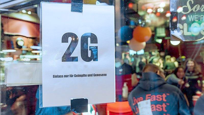 Plakat im Fenster einer Kiez-Kneipe in Hamburg: „2G - Einlass nur für Geimpfte und Genesene“. Foto: Markus Scholz/dpa