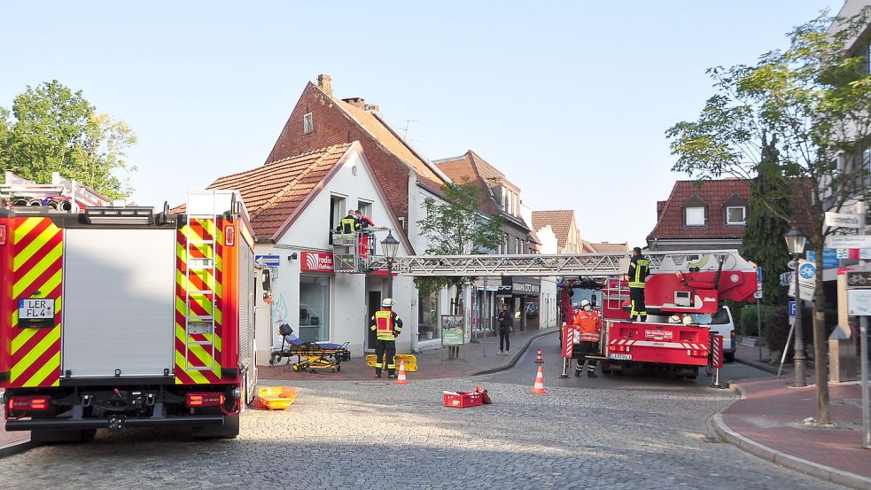 Auch bei diesem Einsatz in der Heisfelder Straße hatte es Probleme mit der Drehleiter gegeben. Foto: Wolters