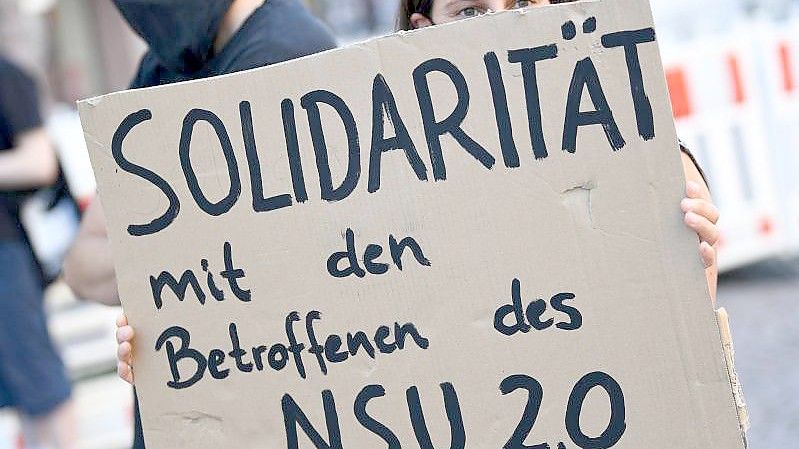 Die „NSU 2.0“-Drohschreiben waren unter anderem an Politiker und eine Anwältin verschickt worden. Foto: Arne Dedert/dpa