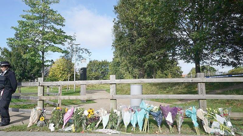 Blumensträuße im Cator Park in Südlondon in der Nähe des Tatorts, an dem die Leiche einer jungen Frau gefunden wurde. Foto: Ian West/PA Wire/dpa