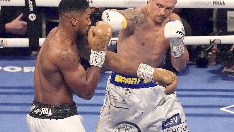 Alexander Usyk (r) hatte gegen Anthony Joshua klare Größen- und Gewichtsnachteile. Foto: Frank Augstein/AP/dpa