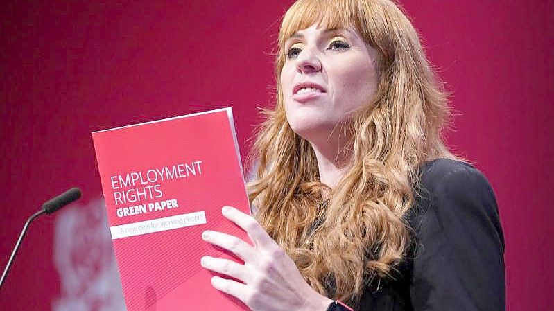 Angela Rayner, stellvertretende Vorsitzende der Labour Partei, spricht auf dem Labour-Parteitag in Brighton. Foto: Stefan Rousseau/PA Wire/dpa