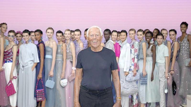 Giorgio Armani mit seinen Models nach der Show der Frühjahr-Sommer-Kollektion 2022. Foto: Antonio Calanni/AP/dpa