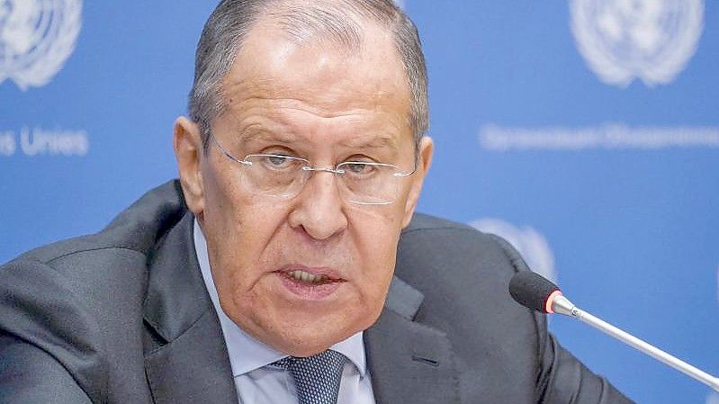 Sergej Lawrow, Außenminister von Russland, spricht bei einer Pressekonferenz bei der 76. Sitzung der UN-Generalversammlung am Hauptsitz der Vereinten Nationen. Foto: Mary Altaffer/AP/dpa