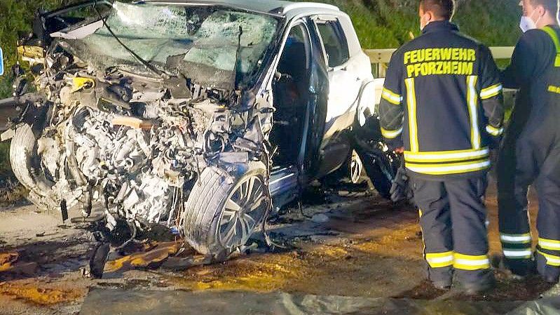 Feuerwehrleute am Autowrack des Falschfahrers in Pforzheim. Foto: Markus Rott/Einsatz-Report24/dpa