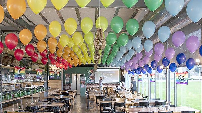 Bunte Luftballons hängen in einem Lokal der Befürworter für eine „Ehe für alle“ in Bern. Foto: Peter Schneider/KEYSTONE/dpa