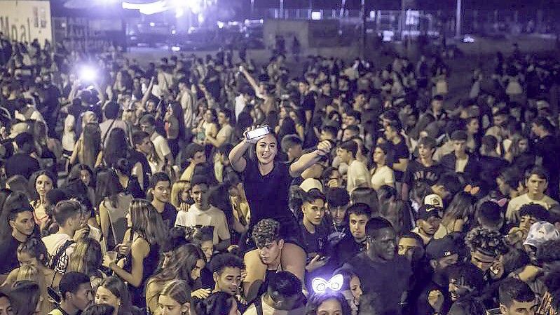 In der katalanischen Hauptstadt haben sich am Wochenende Zehntausende junge Leute zu riesigen Partys getroffen. Foto: Thiago Prudencio/SOPA Images via ZUMA Press Wire/dpa