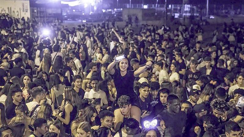 Partys im Freien, oft mit viel Alkohol, die in Spanien „Botellones“ genannt werden, sind eigentlich verboten. Das Trinken von Alkohol in der Öffentlichkeit kann hohe Bußgelder nach sich ziehen. Foto: Thiago Prudencio/SOPA Images via ZUMA Press Wire/dpa