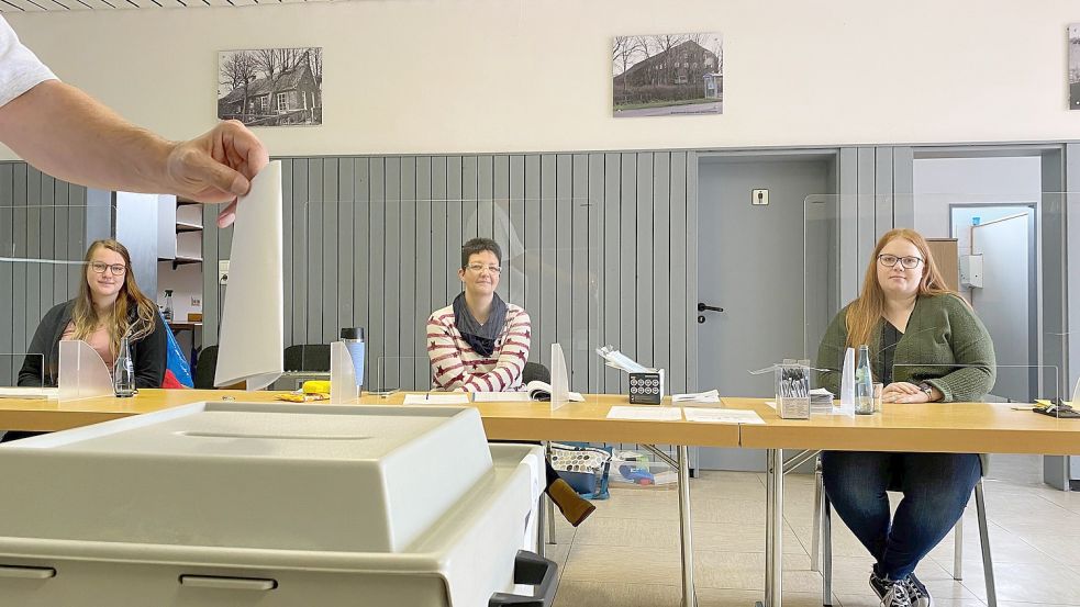 Die Wahlurne und das Wahlgeschehen fest im Blick: Tomma Meints (von links), Karina Redenius und Maike Backer haben am Sonntag die zweite Wahlhelfer-Schicht in Suurhusen übernommen. Foto: Harms