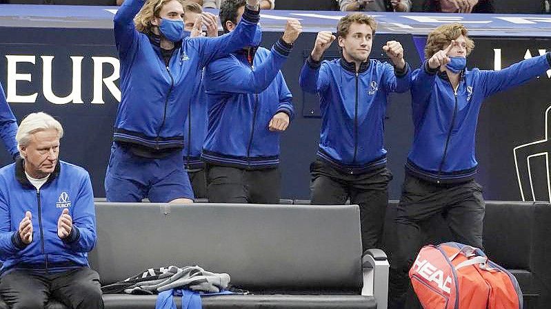 Bjorn Borg (l), Kapitän vom Team Europa, und seine Teamkollegen feiern den Sieg von Alexander Zverev über John Isner. Foto: Elise Amendola/AP/dpa