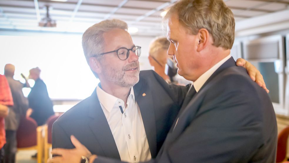 Freundschaftliche Gratulation: Stefan Hiller (links) wünscht als Unterlegener dem neuen Bürgermeister Thomas Erdwiens alles Gute. Foto: Cordsen