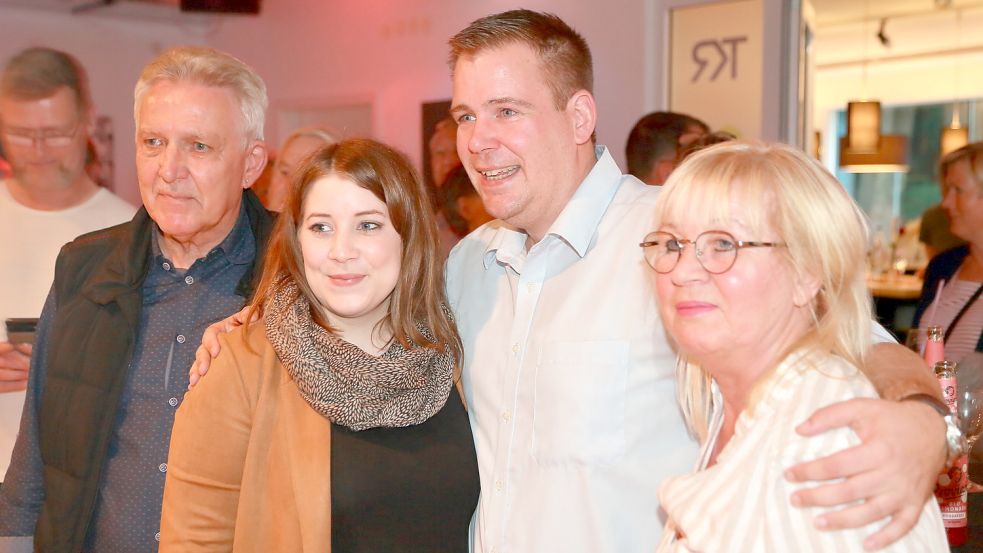 Den ersten Teil des Wahlabends verfolgte Florian Eiben (zweite Person von rechts) zusammen mit seiner Familie und den anderen SPD-Mitgliedern bei der Tanzschule Reimer. Das Bild zeigt ihn zusammen mit seiner Verlobten Luisa Meyerhoff und mit seinen Eltern Uschi und Ludwig Eiben. Foto: Kiefer