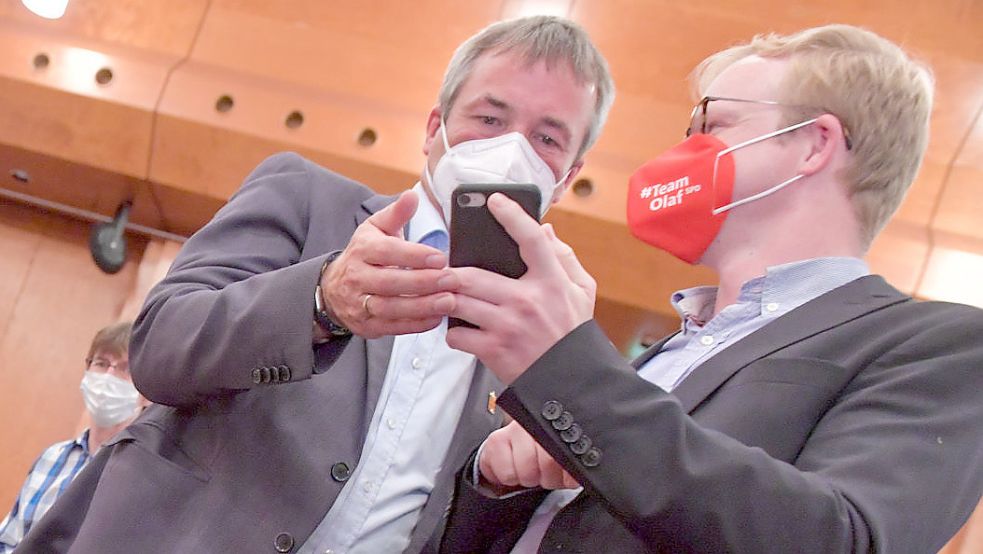 Johann Saathoff (links) holte im Wahlkreis Aurich/Emden wieder ein Top-Ergebnis.