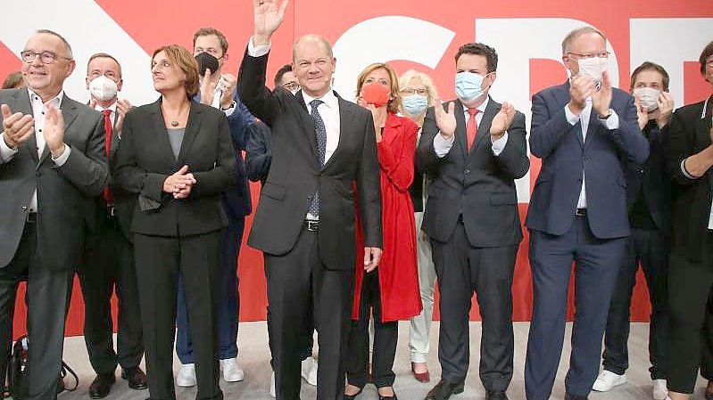 Olaf Scholz (M) hat auf der Wahlparty im Willy-Brandt-Haus Grund zur Freude. Foto: Wolfgang Kumm/dpa