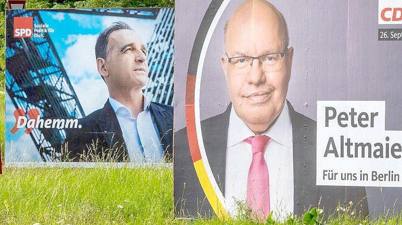 Außenminister Heiko Maas (SPD, l) hat das Duell gegen Wirtschaftsminister Peter Altmaier (CDU) um das Direktmandat im Wahlkreis Saarlouis gewonnen. Foto: Harald Tittel/dpa