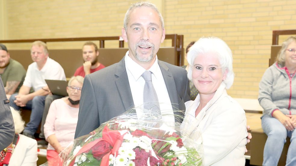 Uwe Trännnapp, hier mit seiner Frau Kathi, gewinnt in der Gemeinde Dornum. Foto: Hock