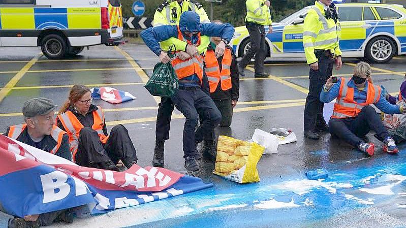 30 bis 40 Klimaaktivisten blockierten zum sechsten Mal innerhalb weniger Wochen einen Teil der Londoner Ringautobahn M25. Foto: Steve Parsons/PA Wire/dpa