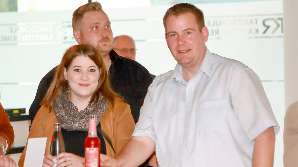 Florian Eiben (rechts) am Wahlabend. Die Freude über das Ergebnis war dem SPD-Kandidaten deutlich anzumerken. Foto: Kiefer