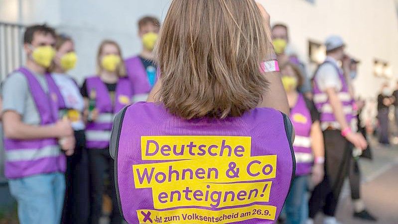 Unterstützer der Initiative "Deutsche Wohnen und Co. enteignen" sammeln sich vor Beginn der Wahlparty der Initiative vor den Union-Filmstudios. Foto: Monika Skolimowska/dpa-Zentralbild/dpa