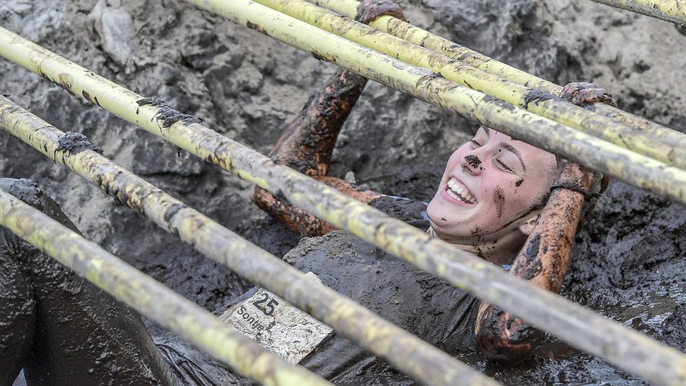 Auch diese junge Dame hatte offensichtlich Spaß im Matsch. Durch dieses Hindernis kam man nur auf dem Rücken liegend hindurch. Foto: Ortgies