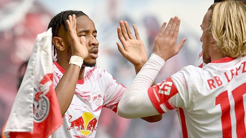 Stehen mit Leipzig in Brügge unter Druck: Christopher Nkunku (l) und Emil Forsberg. Foto: Robert Michael/dpa-Zentralbild/dpa