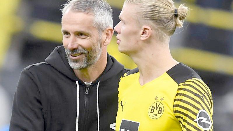Dortmunds Trainer Marco Rose bangt um den Einsatz von Stürmer Erling Haaland. Foto: Bernd Thissen/dpa