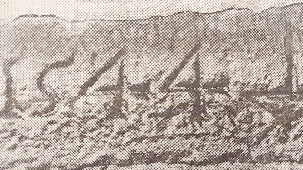In einem Foto aus der Ostfriesen-Zeitung von 1982 ist der Gedenkstein vollständig abgebildet.