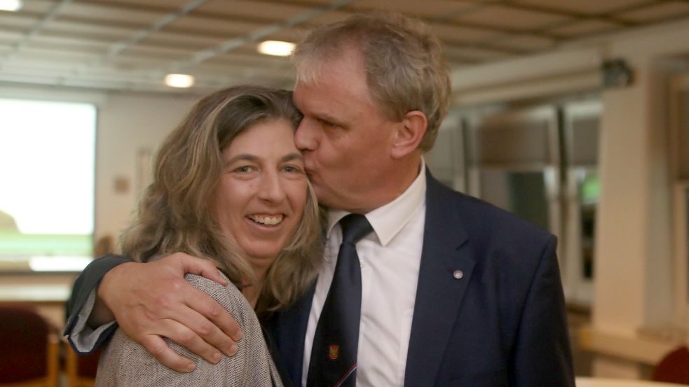 Freude nach der Wahl: Thomas Erdwiens drückt seiner Frau im Rathaus einen Kuss auf die Stirn. Foto: Cordsen