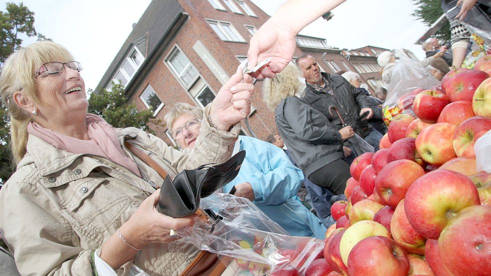 Beim Erntefest in der Emder Innenstadt sind auch Äpfel stark gefragt. Foto: Päschel/Archiv