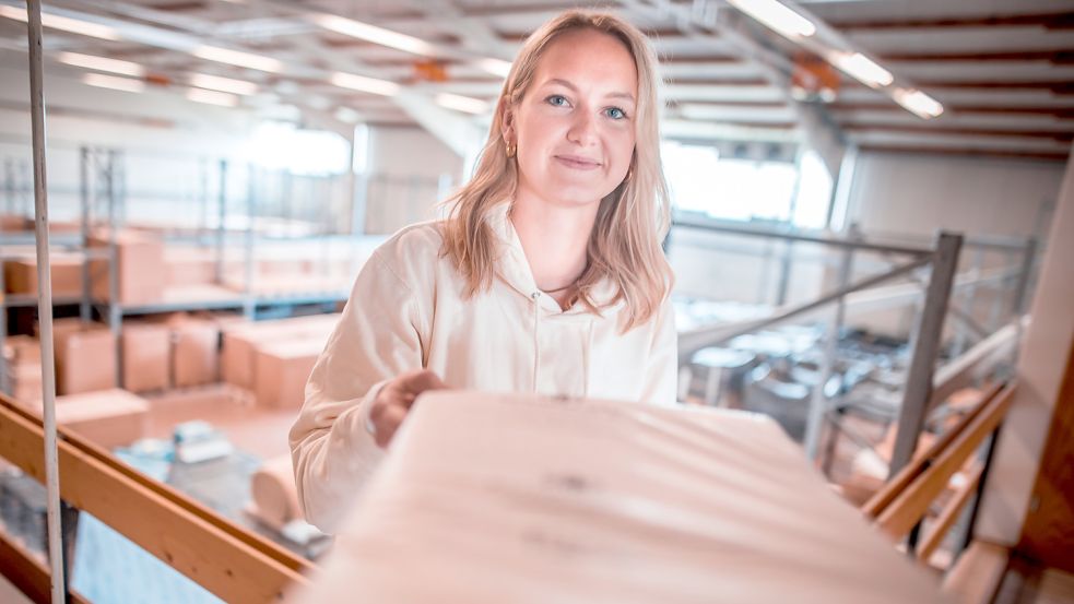 Alexandra Kletsch mit einem ihrer von Kartoffelstärke umhüllten Thermo-Inlets aus Jute in der Lagerhalle in Wiesmoor. Foto: Cordsen
