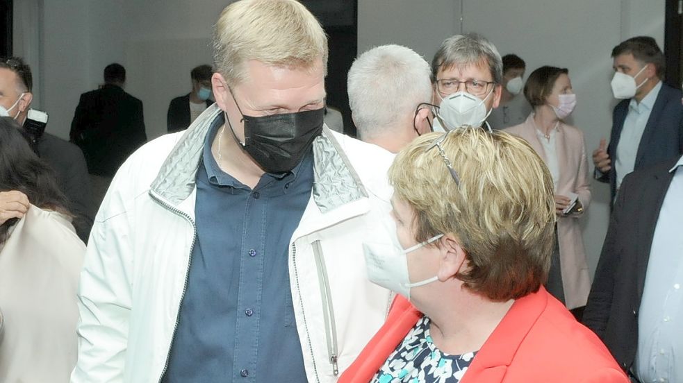 Am Wahlabend trafen Ulf Thiele (CDU) und Johanne Modder (SPD) im Leeraner Mariko aufeinander. Bild: Wolters